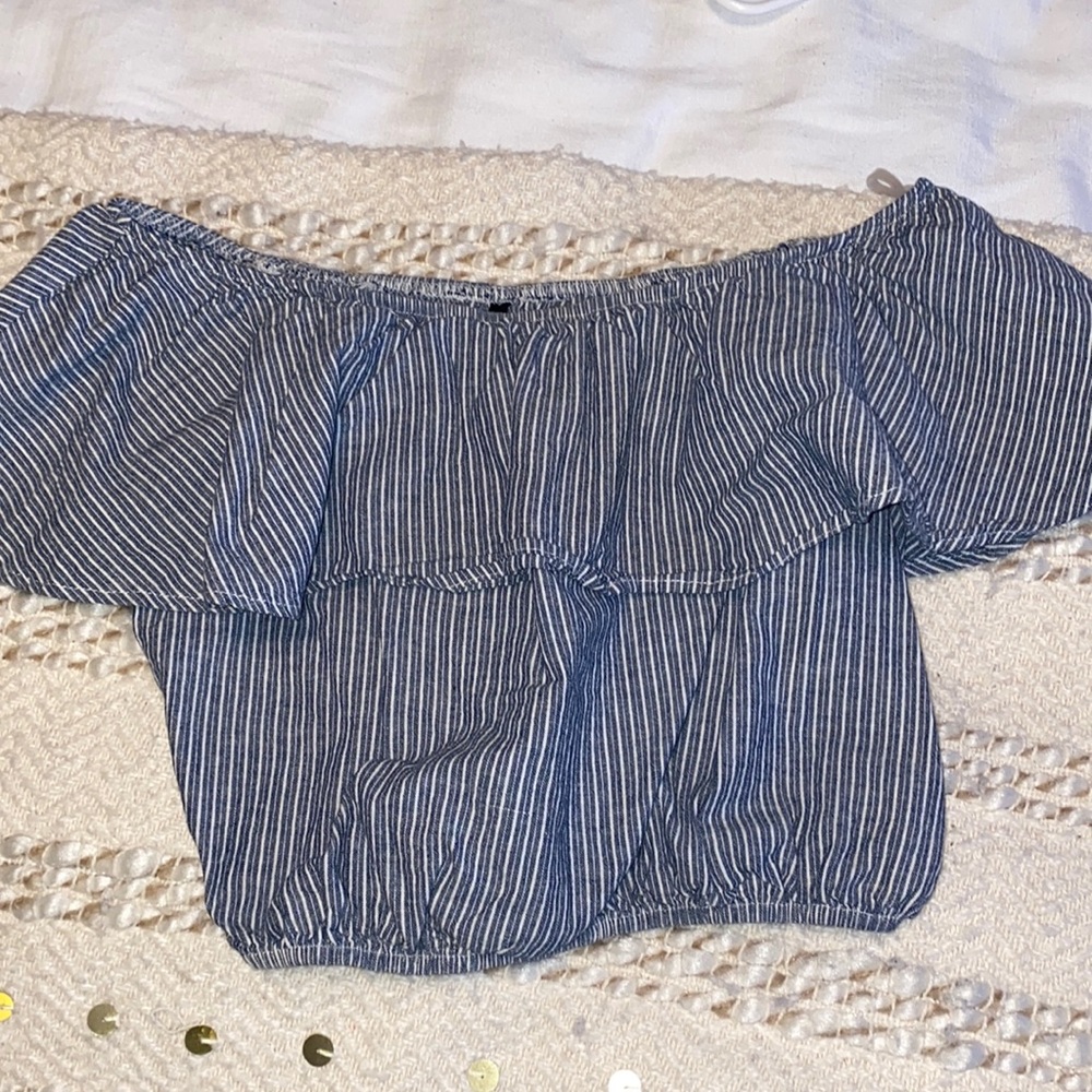 Cute crop top with white tripes. Off the shoulder top